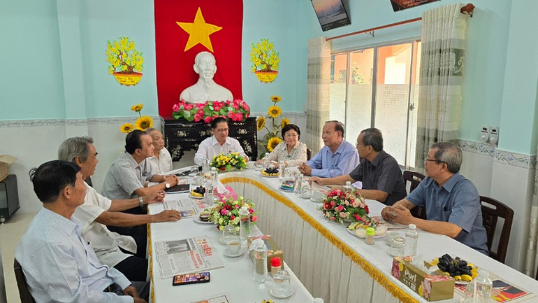 Chủ tịch UBND thành phố Cần Thơ Trần Việt Trường thăm CLB Hưu Trí thành phố nhân kỷ niệm 77 năm Ngày Thương binh-Liệt sĩ.