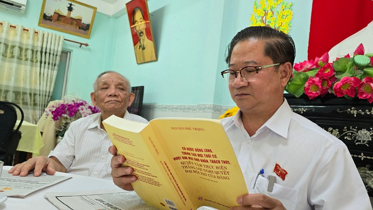 Đồng chí Trần Việt Trường tâm đắc với những tác phẩm là di sản của Tổng Bí thư Nguyễn Phú Trọng.