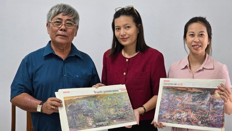 2 bạn nữ công tác tại Trung tâm Giới thiệu việc làm thanh niên Cần Thơ nhận tranh.