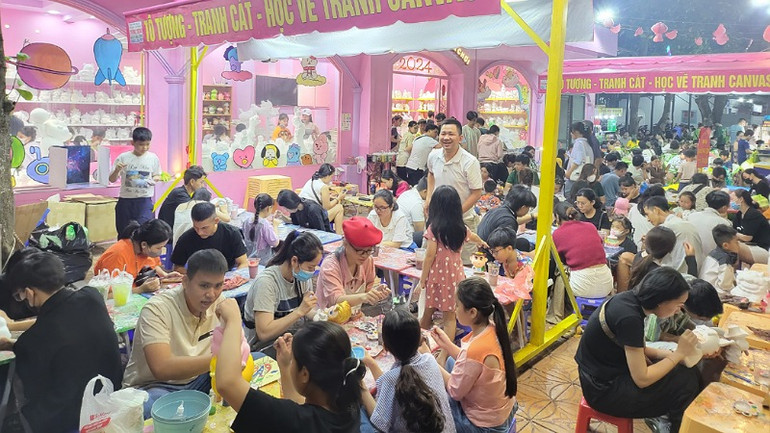 Cửa hàng tô tượng trên đường Sông Hậu, phường cái Khế, quận Ninh Kiều rất đông khách.