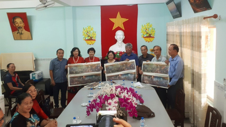Cơ quan Thường trực Báo Nhân Dân tại Cần Thơ trao tặng 300 tranh panorama Chiến thắng Điện Biên Phủ cho CLB Hưu trí Cần Thơ.