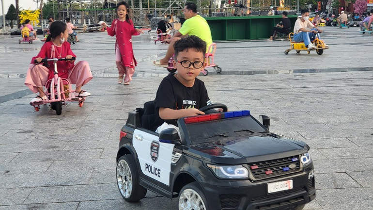 Điều khiển xe điện "Police" là lựa chọn của nhiều bé trai.
