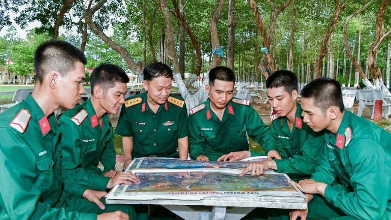 Cán bộ, chiến sĩ Tiểu đoàn 2, Lữ đoàn Thông tin 29, Quân khu 9 thưởng tranh do Báo Nhân Dân tặng.