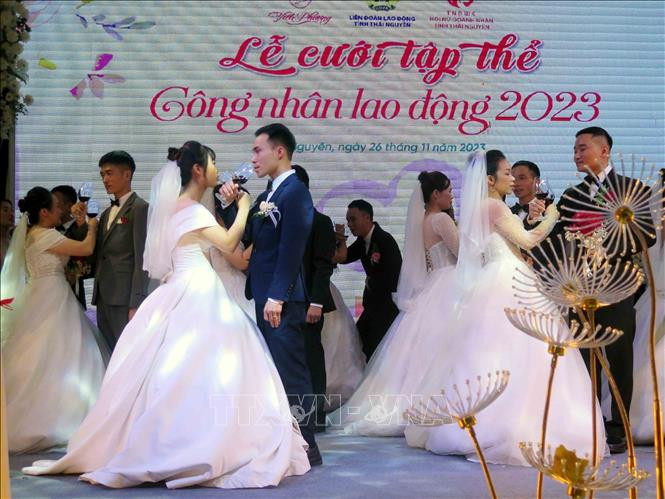 Các cặp đôi thực hiện nghi thức uống rượu mừng hạnh phúc. Các cặp đôi thực hiện nghi thức uống rượu mừng hạnh phúc.