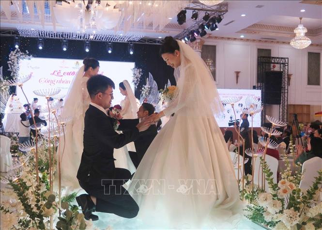 Các cặp đôi thực hiện nghi thức trao nhẫn cưới. Các cặp đôi thực hiện nghi thức trao nhẫn cưới.