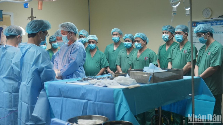 Các bác sĩ, điều dưỡng, kỹ thuật viên dành 1 phút tri ân bệnh nhân hiến tặng tạng tại Bệnh viện Việt Nam-Thụy Điển Uông Bí, Quảng Ninh.