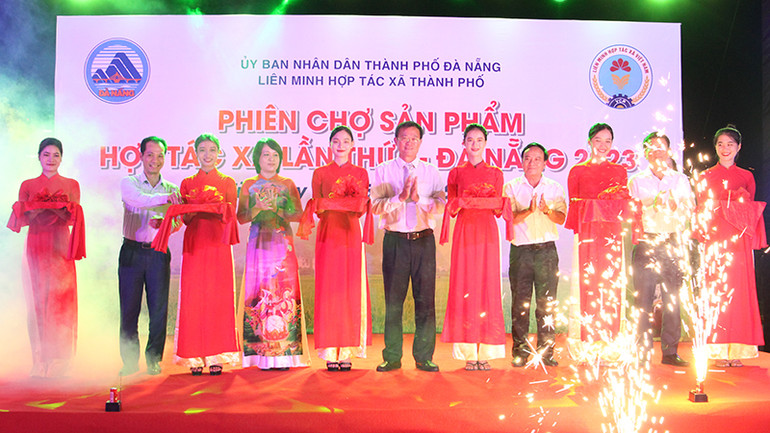 Khai mạc phiên chợ sản phẩm Hợp tác xã lần thứ nhất.