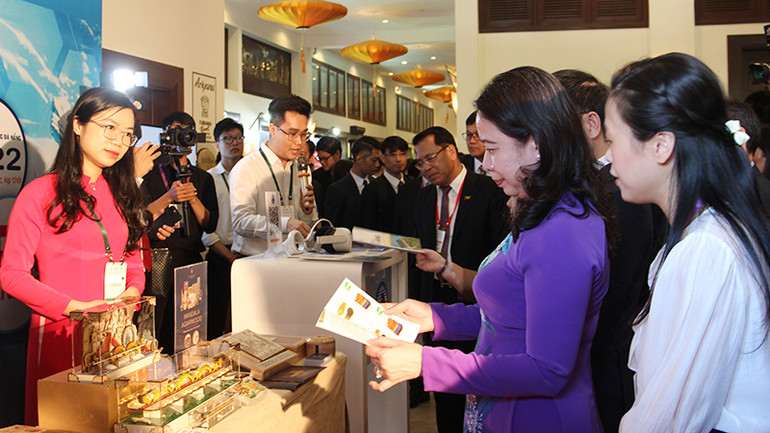 Phó Chủ tịch nước Võ Thị Ánh Xuân thăm gian hàng Đà Nẵng.