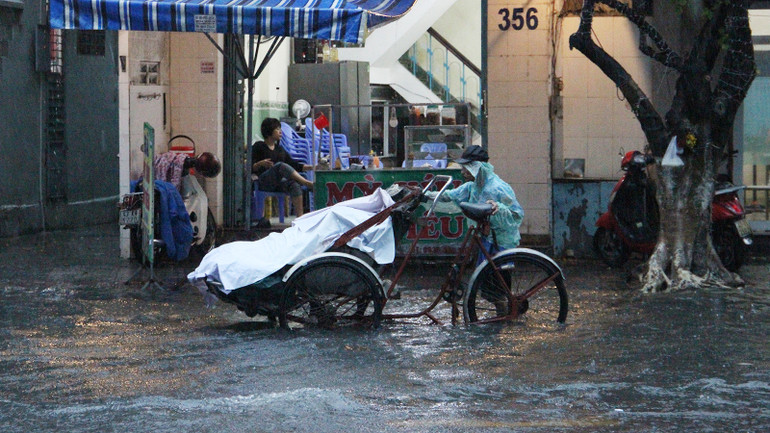 Nước ngập đến nửa bánh xe.