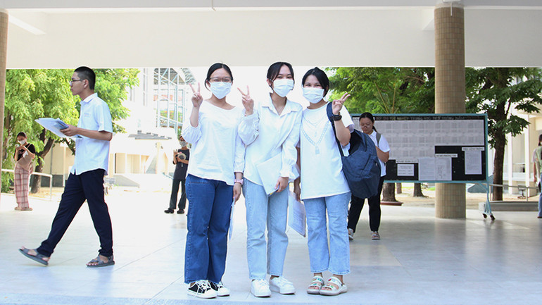 Các thí sinh đã hoàn thành kỳ thi.