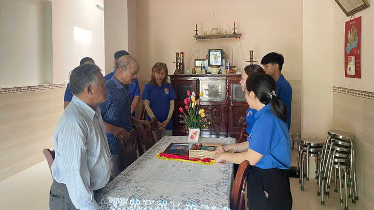 Những bức ảnh mới được đóng khung trang trọng mang đến các gia đình.