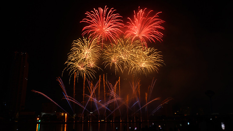 Bùng nổ "bữa tiệc" ánh sáng.