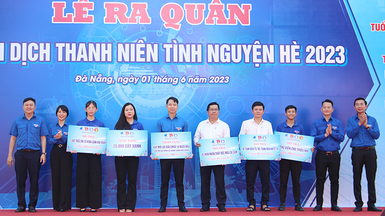 Trao tặng công trình thanh niên cho các đơn vị.