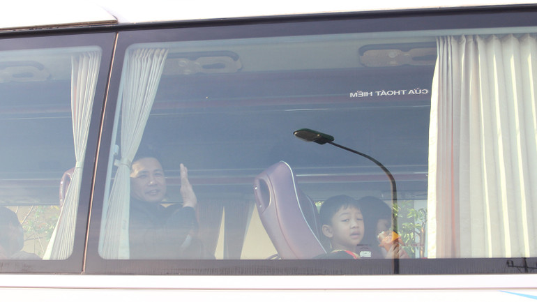 Chỉ vài giờ nữa mọi người sẽ có mặt ở quê hương. Chỉ vài giờ nữa mọi người sẽ có mặt ở quê hương.