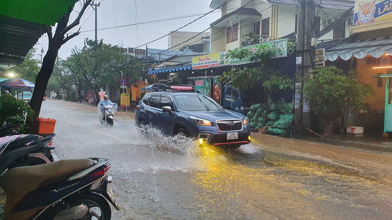 Từ chiều 13/10 đến ngày 15/10, trên địa bàn thành phố tiếp tục có mưa vừa, mưa to, có nơi mưa rất to và dông. Trong cơn dông cần đề phòng sét và gió giật mạnh. Tổng lượng mưa phổ biến 150-300mm, có nơi trên 350mm.