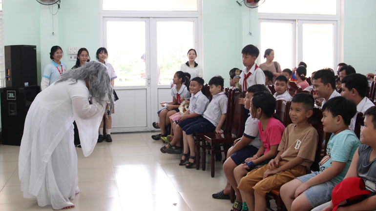 Tương tác cùng các em nhỏ.