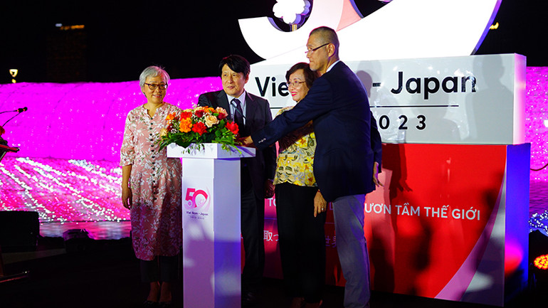 Đại biểu thực hiện nghi thức khởi động không gian ánh sáng. Đại biểu thực hiện nghi thức khởi động không gian ánh sáng.