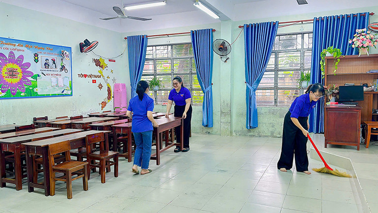 Dọn dẹp trường lớp, kê cao bàn ghế.