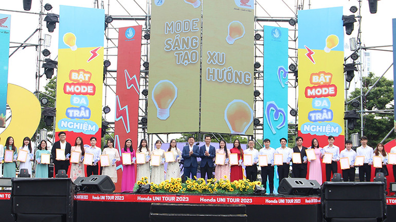 Vinh danh những tấm gương thanh niên, sinh viên điển hình trong thời kỳ mới.