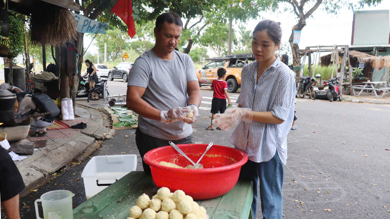 Mỗi người một tay để nhanh chóng hoàn thành. Mỗi người một tay để nhanh chóng hoàn thành.