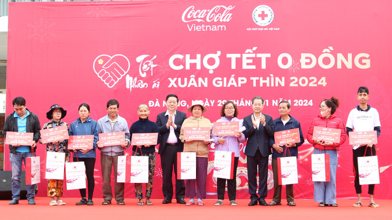 Tặng quà Tết cho các hộ nghèo, khó khăn.