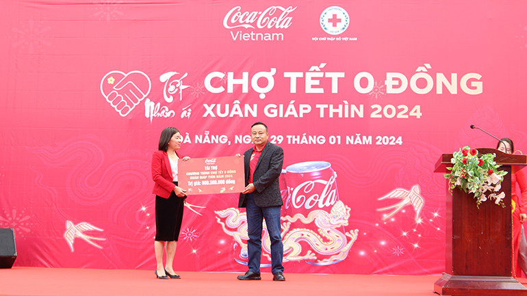 Coca-Cola Việt Nam trao tặng kinh phí tổ chức Chợ Tết 0 đồng.