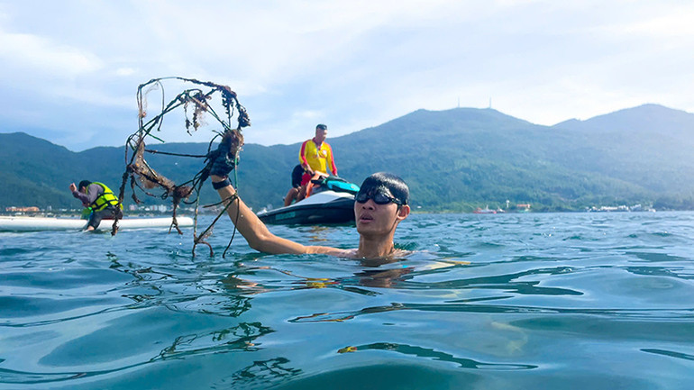 Mô hình "Lặn biển nhặt rác giải cứu san hô" thu hút nhiều thanh niên tham gia.