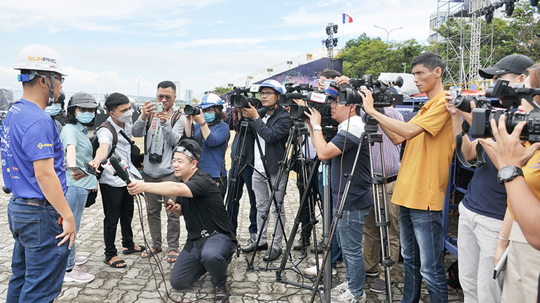 Phóng viên các cơ quan báo chí trên địa bàn thành phố Đà Nẵng tác nghiệp.