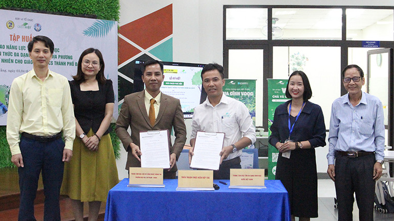 Kí kết hợp tác phát triển trang website thiên nhiên Đà Nẵng. Kí kết hợp tác phát triển trang website thiên nhiên Đà Nẵng.