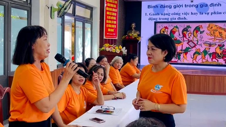 Chị Kiều Trinh cùng các hội viên chia sẻ kiến thức, kinh nghiệm về bình đẳng giới.