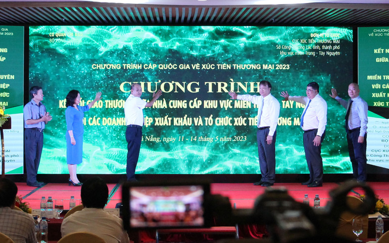 Đại biểu thực hiện nghi lễ khai mạc chương trình.