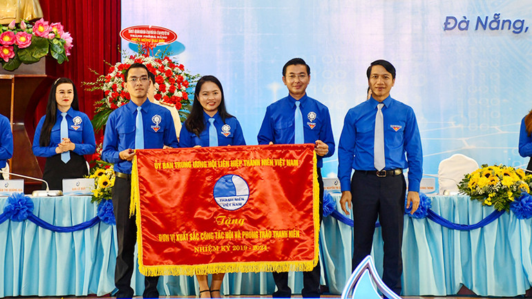 Tặng Cờ thi đua đơn vị Xuất sắc trong công tác Hội và phong trào thanh niên nhiệm kỳ 2019-2024