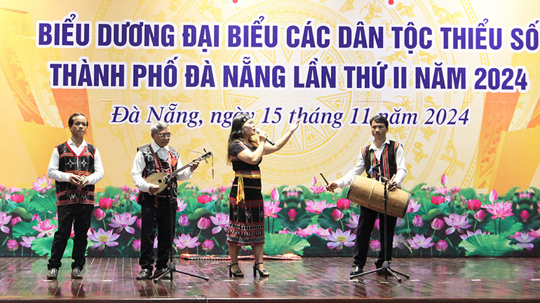 Tiết mục văn nghệ của đồng bào Cơ Tu.