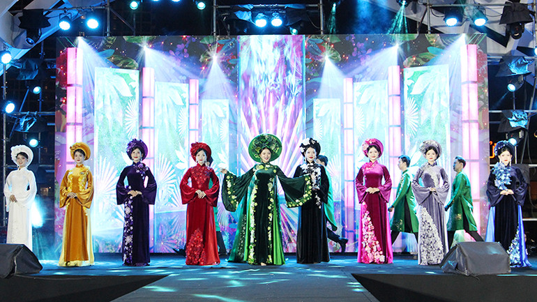 Trình diễn áo dài