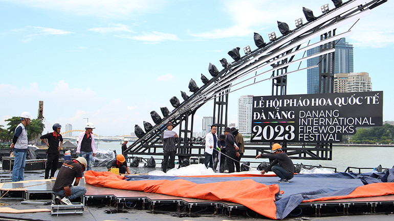 Đội ngũ kỹ và công nhân gấp rút thực hiện những phần việc cuối cùng