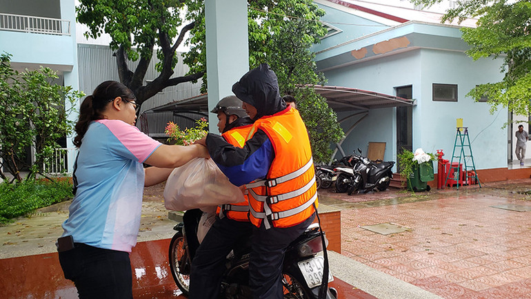 Ông Hối cùng anh em mang bánh mì đến chốt trực.