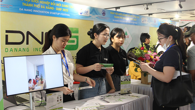 SURF triển lãm nhiều dự án khởi nghiệp.