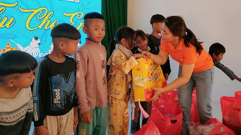 Trao quà Trung thu cho trẻ miền núi.