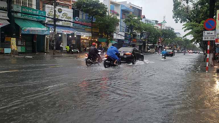 Đường Đống Đa có ngập nhẹ.