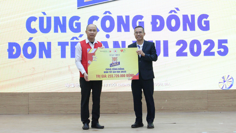 Đơn vị tài trợ trao kinh phí hỗ trợ chương trình. Đơn vị tài trợ trao kinh phí hỗ trợ chương trình.