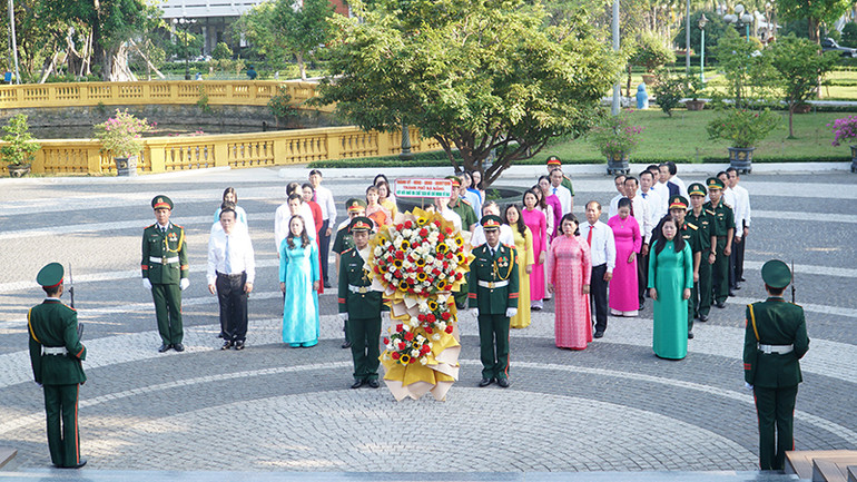 Đoàn đại biểu báo công dâng Bác tại Bảo tàng Hồ Chí Minh.