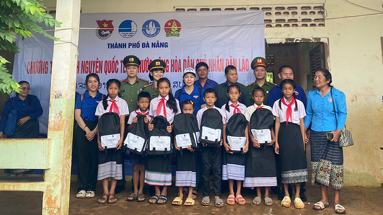 Tặng quà cho học sinh.