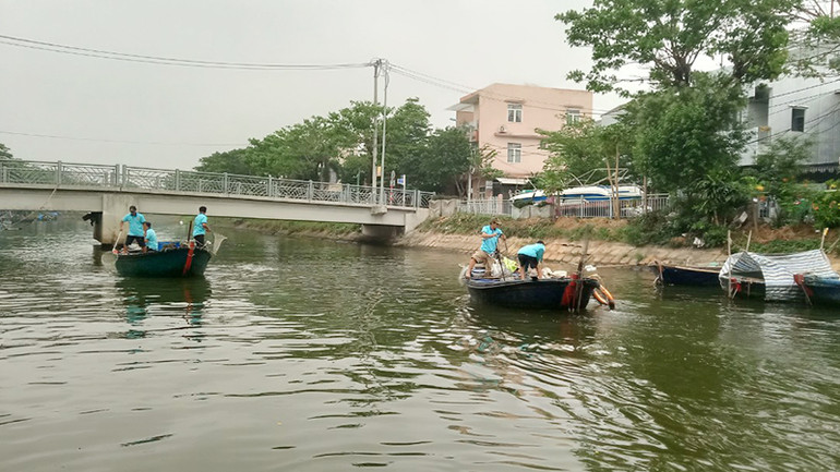 Tổ khai thác kết hợp bảo vệ nguồn lợi thủy sản tại phường Thanh Khê Đông thực hiện dọn vệ sinh nguồn nước sông Phú Lộc.
