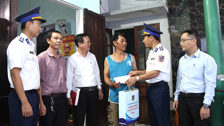 Thăm hỏi, tặng quà các gia đình ngư dân.