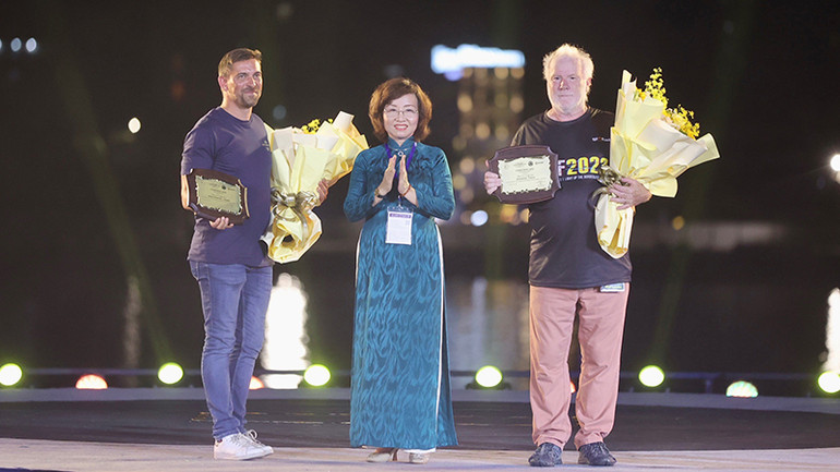 Trao hoa và kỷ niệm chương cho 2 đội Canada và Pháp Trao hoa và kỷ niệm chương cho 2 đội Canada và Pháp