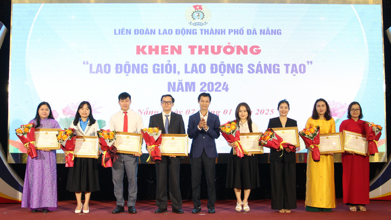 Khen thưởng các lao động giỏi, lao động sáng tạo.