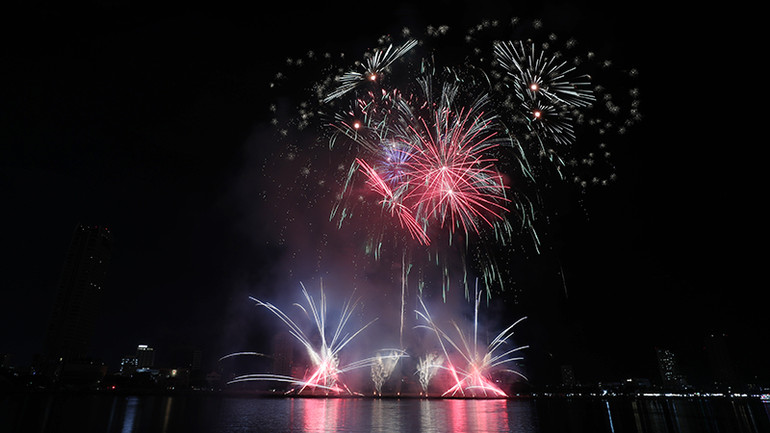 Đội chủ nhà Đà Nẵng (Việt Nam) mang “Vũ điệu bầu trời” đến khán giả.