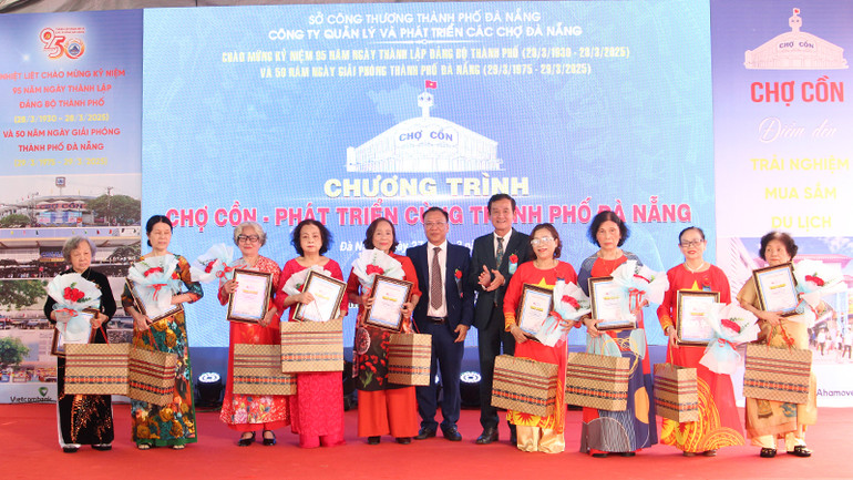 Tri ân tiểu thương kinh doanh lâu năm, có nhiều đóng góp tại chợ.