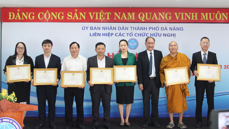 Trao Bằng khen cho các cá nhân.