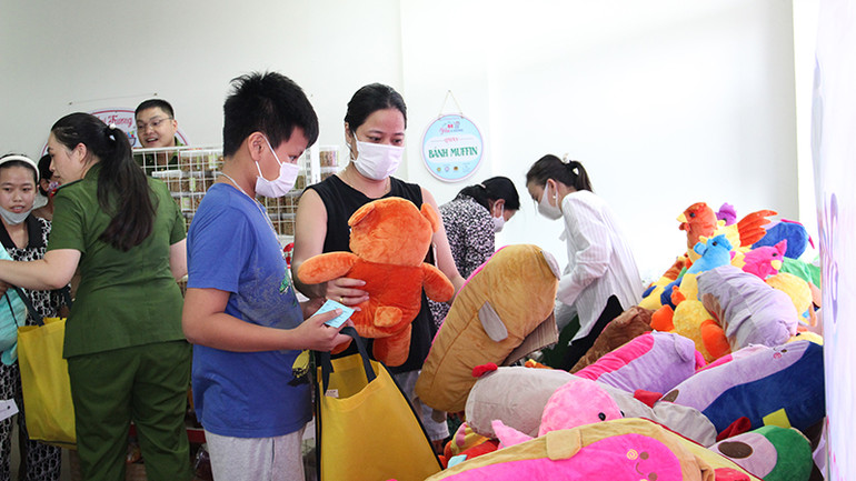 Cùng con chọn đồ chơi tại “Siêu thị bé yêu 0 đồng”.